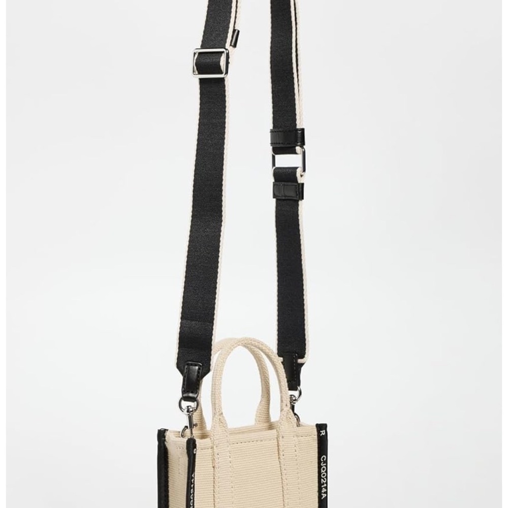 Marc Jacobs Beige Jacquard Crossbody Tote Bag “NEW”
In original packaging ‼️ - Picture 10 of 16